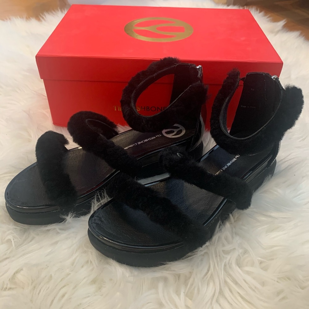 NWT wishbone sandals w/ fur